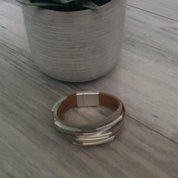 💫3/$15!💫 Wrap bracelet with magnetic clasp - Picture 4 of 4